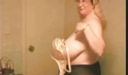 Sevimli kız Laureen oynamak için bir kedi pompa ile erotik nude video sever
