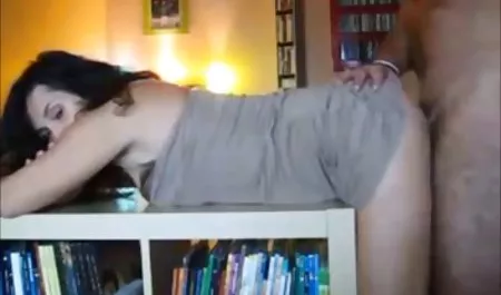 Büyük siyah ve beyaz horoz minyon küçük memeler karısını erotik film videoları beceriyor