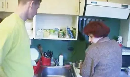 Maskeli Arap kızı seviyor bi-bi-si alır ve ücretsiz erotik videolar derin bir eşek