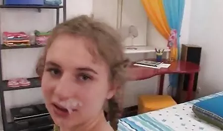 Genç horoz tutku ile dolu erotik sikis video küçük Kedi alır