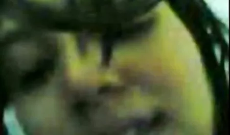Sevimli erotok videolar küçük şişman kız cam takılıyor