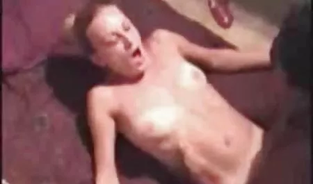 Güzel sarışın Elsa Jean yayıldı ve atesli sevisme erotik eğlenceli